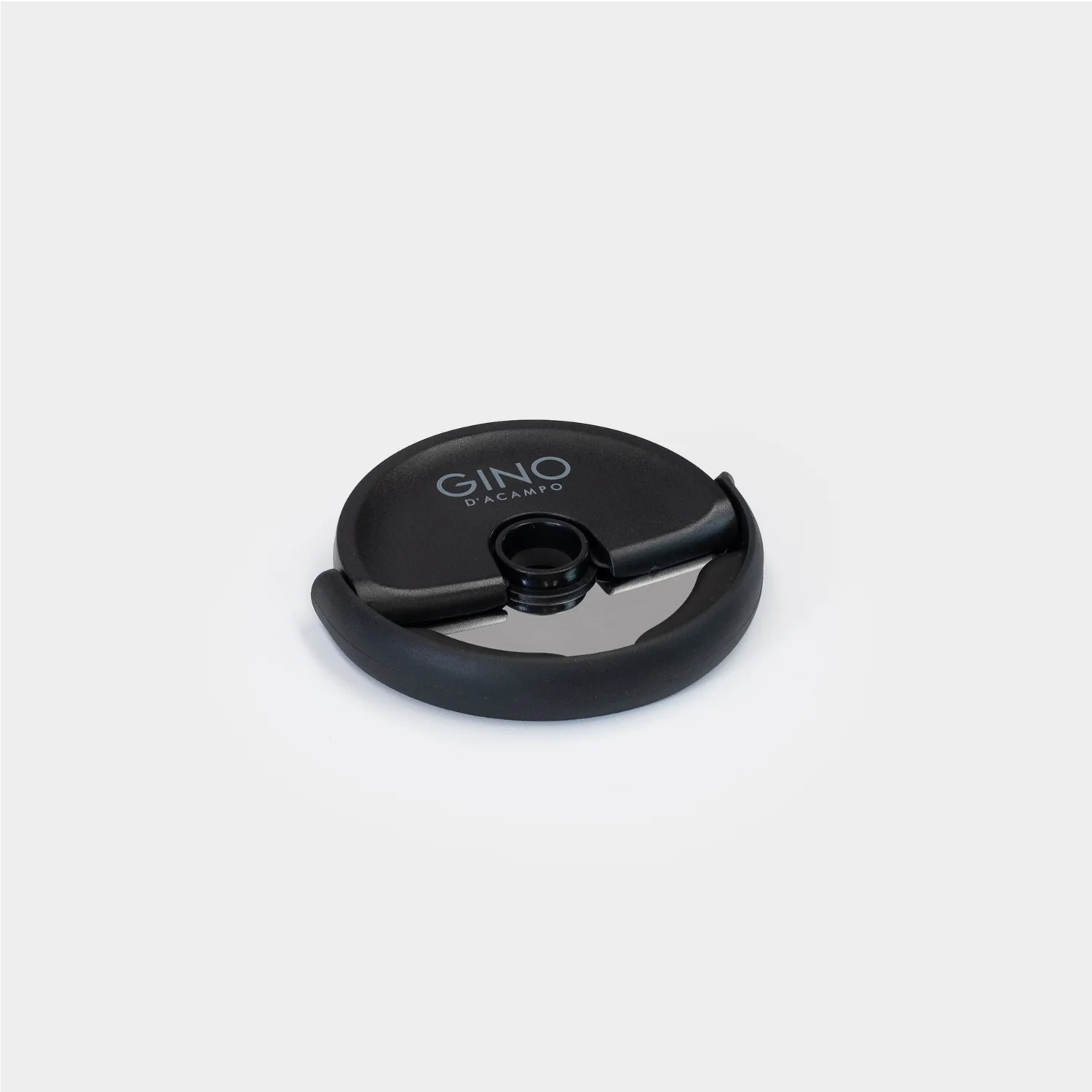 Gino-Disc-Pizza-Cutter-2-1500_ad8534be-5978-43c7-aa69-bde7fe411ed5