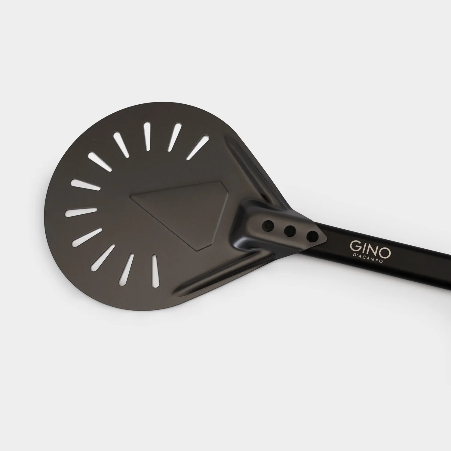 Gino-Pizza-Turner-CloseUp-2-1500